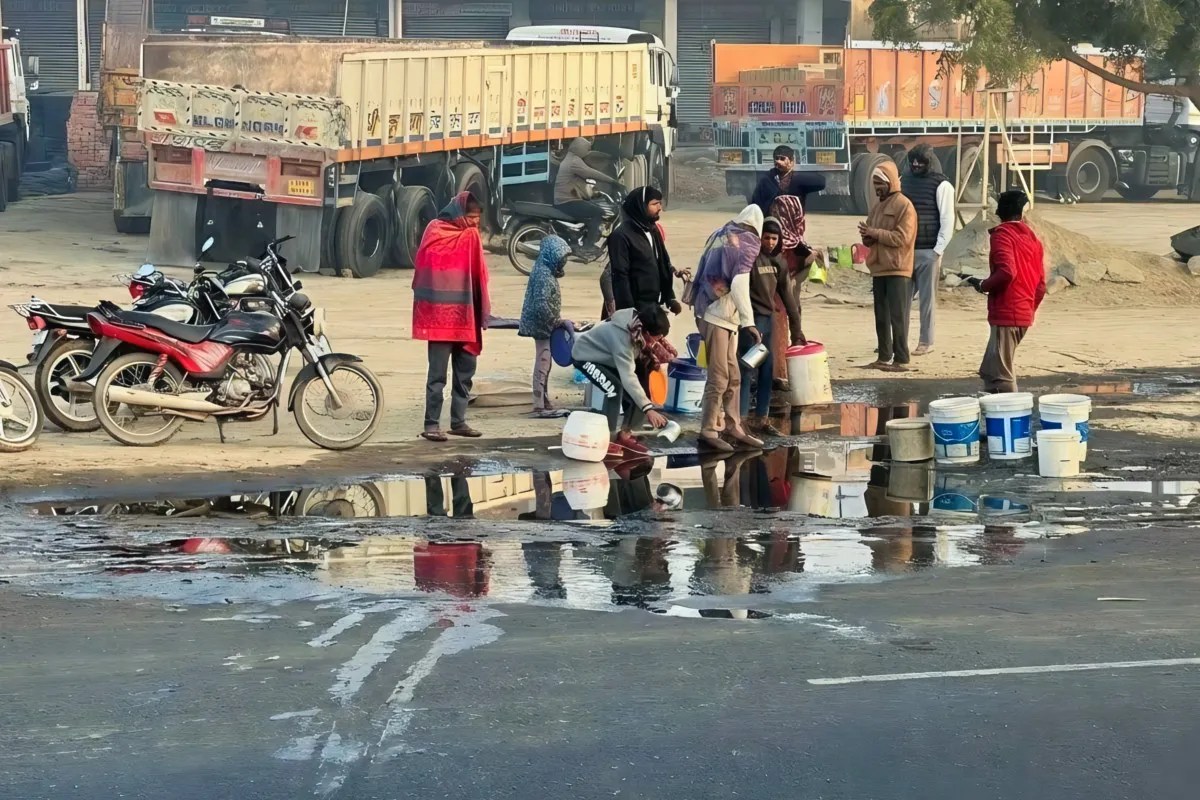 Ajmer: अजमेर में तेल से भरा टैंकर डिवाइडर पर चढ़ा, हाईवे पर मची अफरा-तफरी, बाल्टियां लेकर पहुंचे लोग