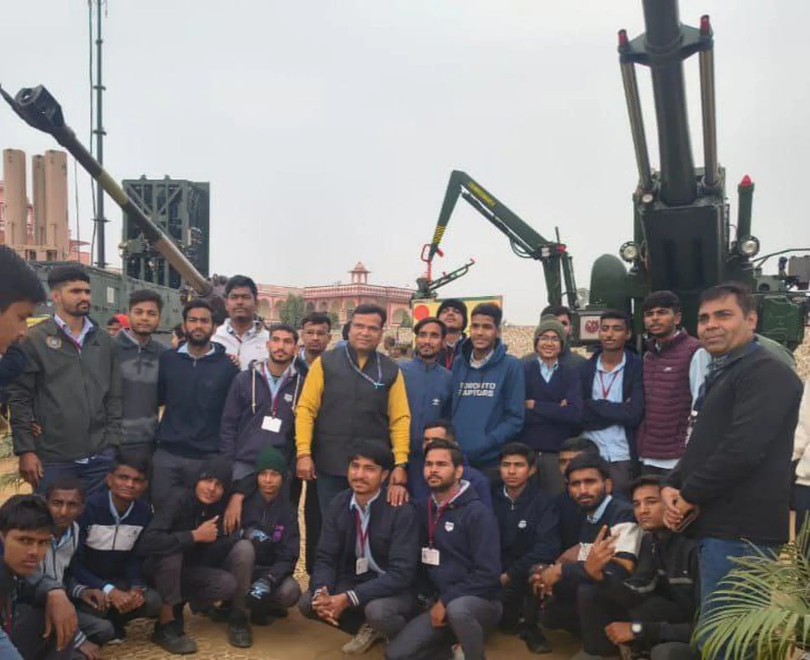 Weapon Exhibition: जब इशारों ने सुनाई देशभक्ति की कहानी, मूक-बधिर बच्चों ने देखा सेना का शौर्य