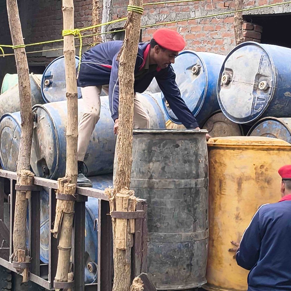 मोतिहारी में नकली डीजल गिरोह का भंडाफोड़:एक तस्कर गिरफ्तार, 40 लीटर केमिकल-3800 लीटर नकली डीजल बरामद