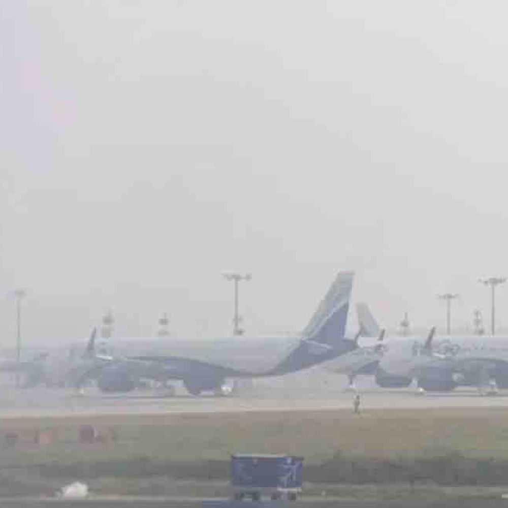 गोरखपुर एयरपोर्ट पर शीतलहर-कोहरे से उड़ानें लेट:यात्री परेशान हुए, प्रमुख रूट की फ्लाइटें देरी से पहुंचीं और रवाना हुईं