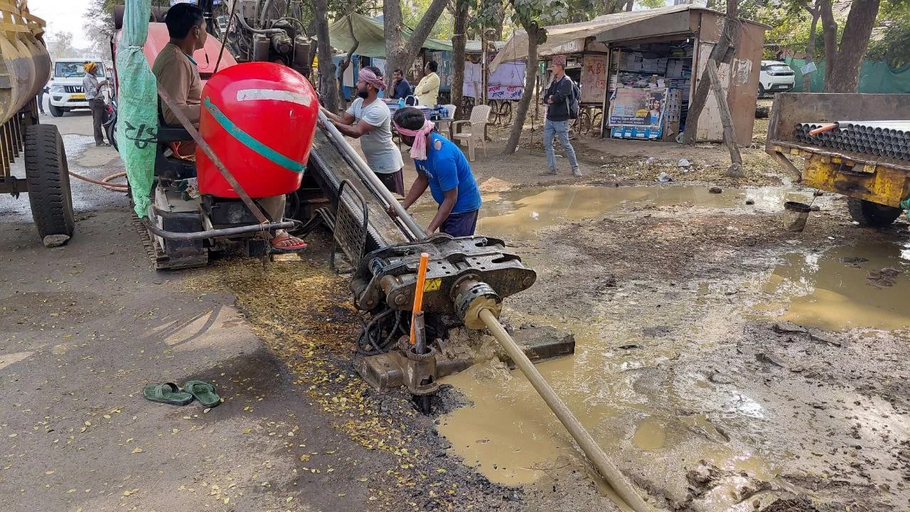 बिना अनुमति ड्रिलिंग से टूटी नपा की पाइपलाइन, जवाहर वार्ड की पेयजल आपूर्ति ठप