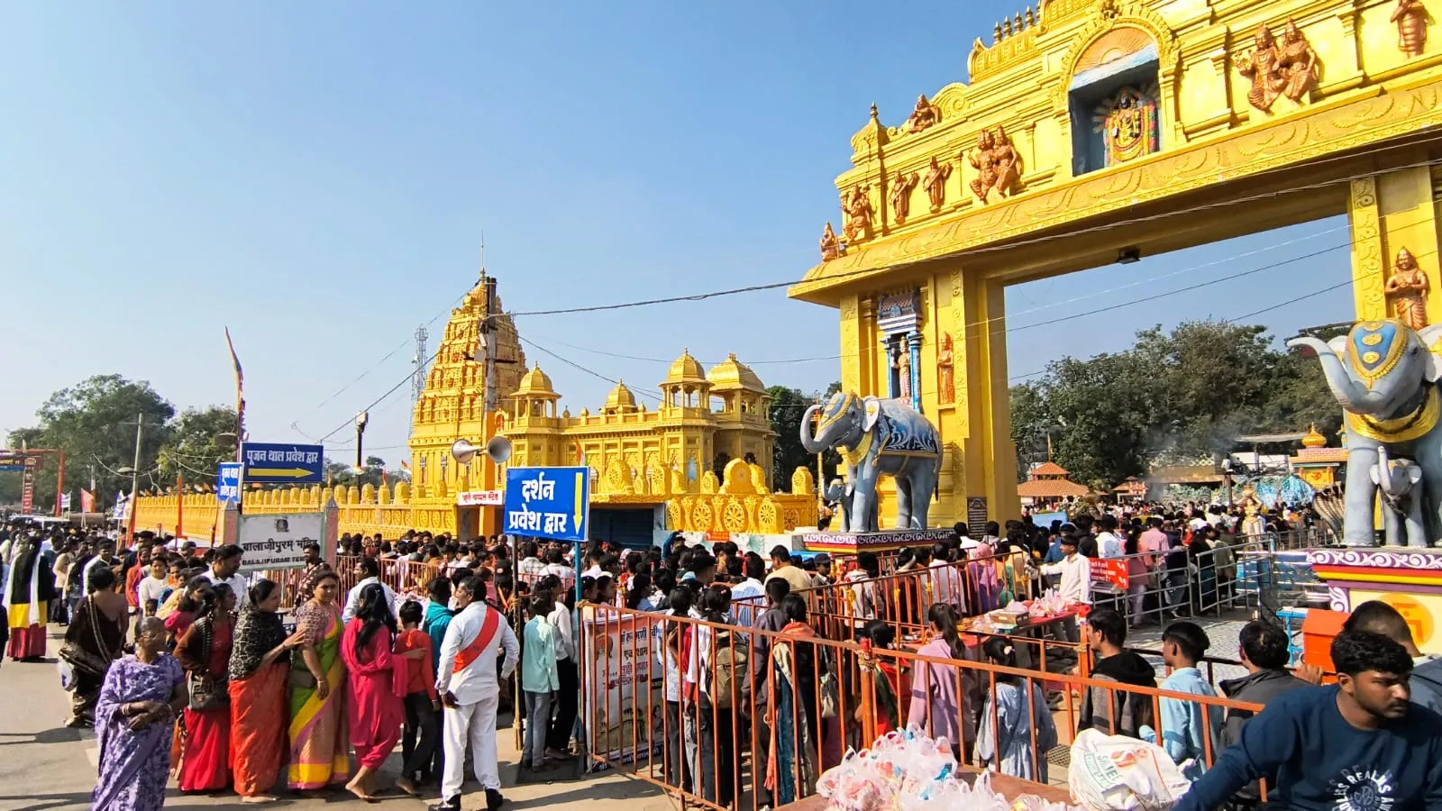 नववर्ष पर मंदिरों में उमड़ा आस्था का सैलाब, बालाजीपुरम में दर्शन को लगी लंबी कतारें
