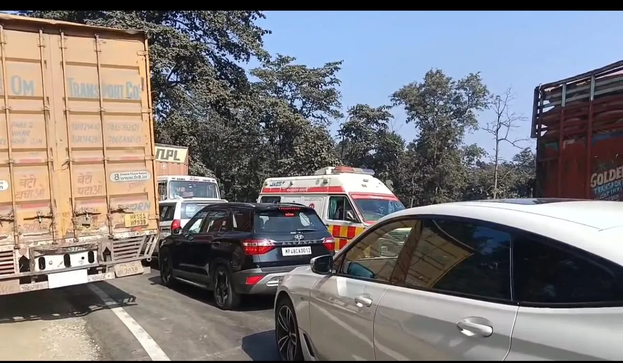 एनएच-46 बरेठा घाट पर व्यवस्था फिर हुई फेल,खराब ट्रक ने रोकी रफ्तार, जाम में फंसी एंबुलेंस