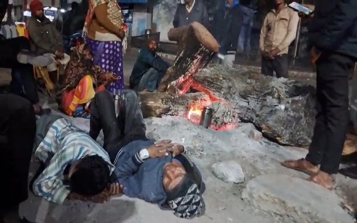 अलाव की गर्माहट में सो गया दर्द, ड्रिप लगी हालत में ठिठुरता रहा मरीज