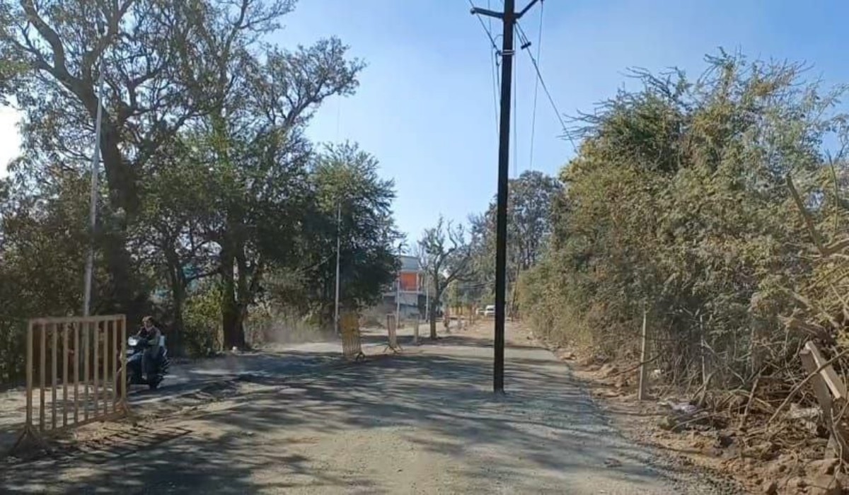 बीच सडक़ खड़े बिजली के पोल, फिर भी शुरू हुआ निर्माण