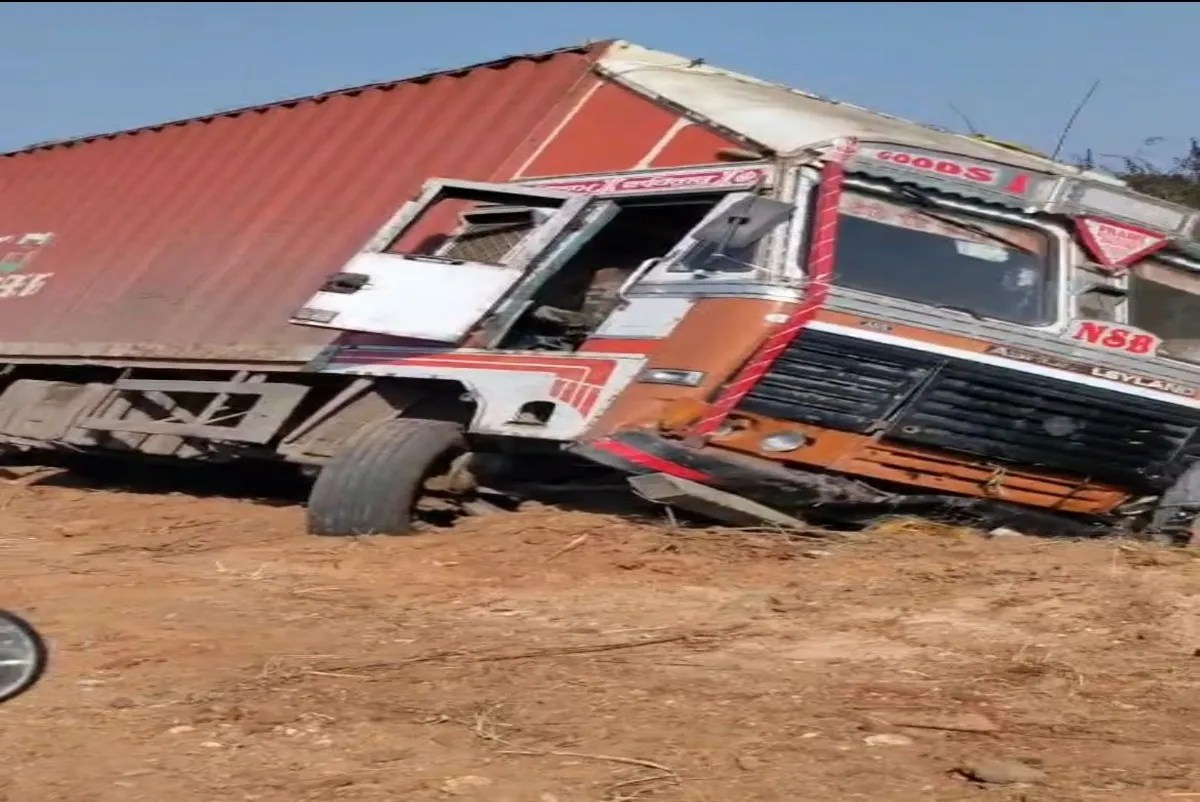 बरेठा घाट में फिर हुआ हादसा, बड़ा ट्राला खंती में गिरा