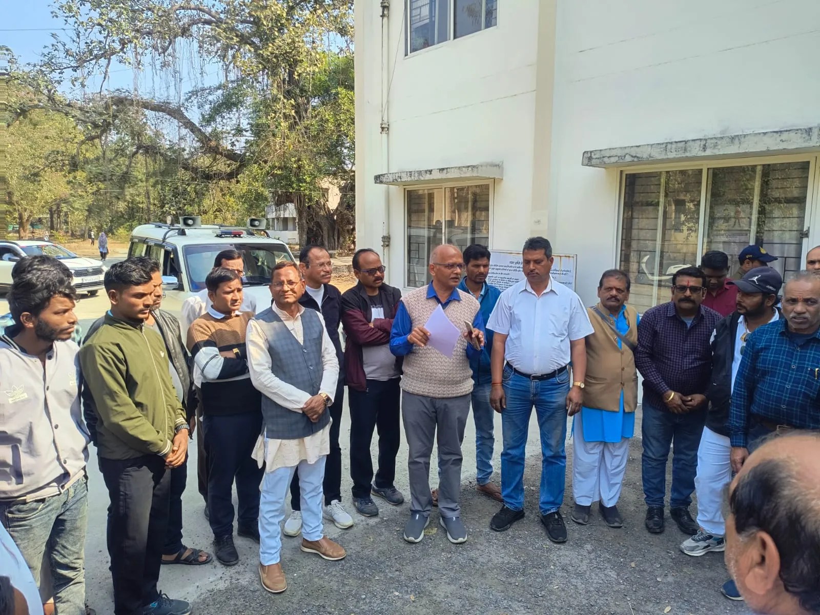 भगवा ध्वज जलाने की घटना को लेकर सकल हिन्दू समाज ने किया विरोध प्रदर्शन