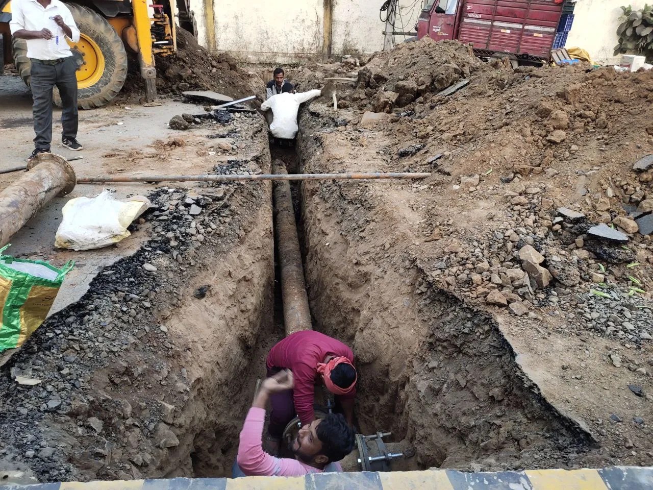 पांच दिन में भी नहीं हो सका पाइप लाइन शिफ्टिंग का काम