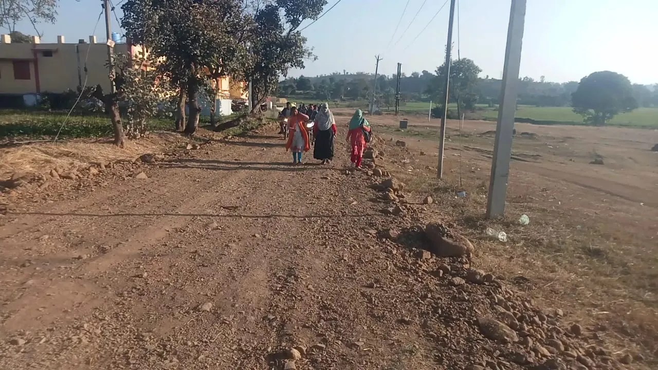 जमीन दान के बाद निजी खर्चे से बनवाई ग्रेवल सडक़, कृषक कैलाश आर्य ने आसान की शिक्षा की राह