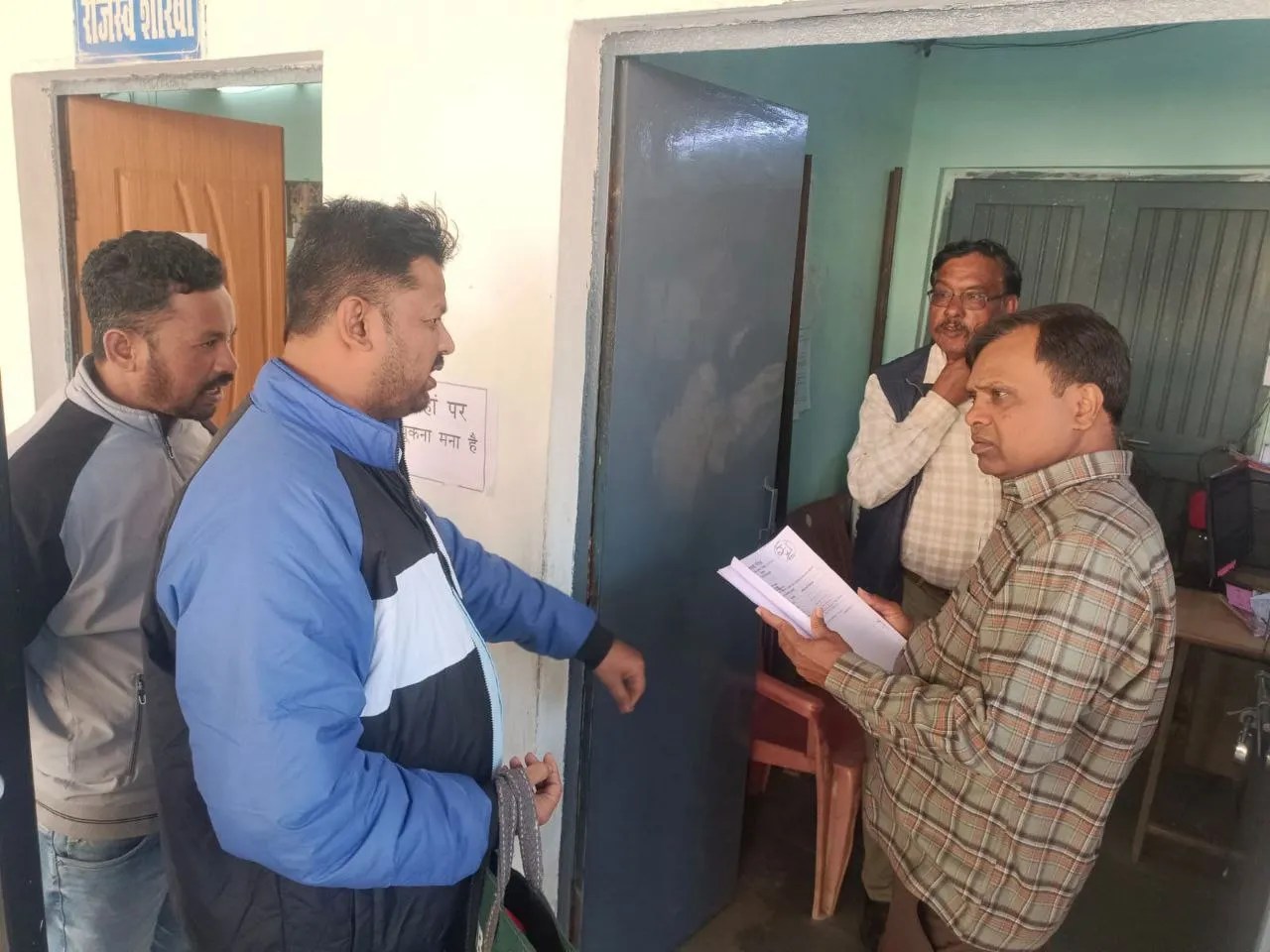 कलेक्टर का नगर पालिका में औचक निरीक्षण, कर्मचारियों में मचा हडक़ंप