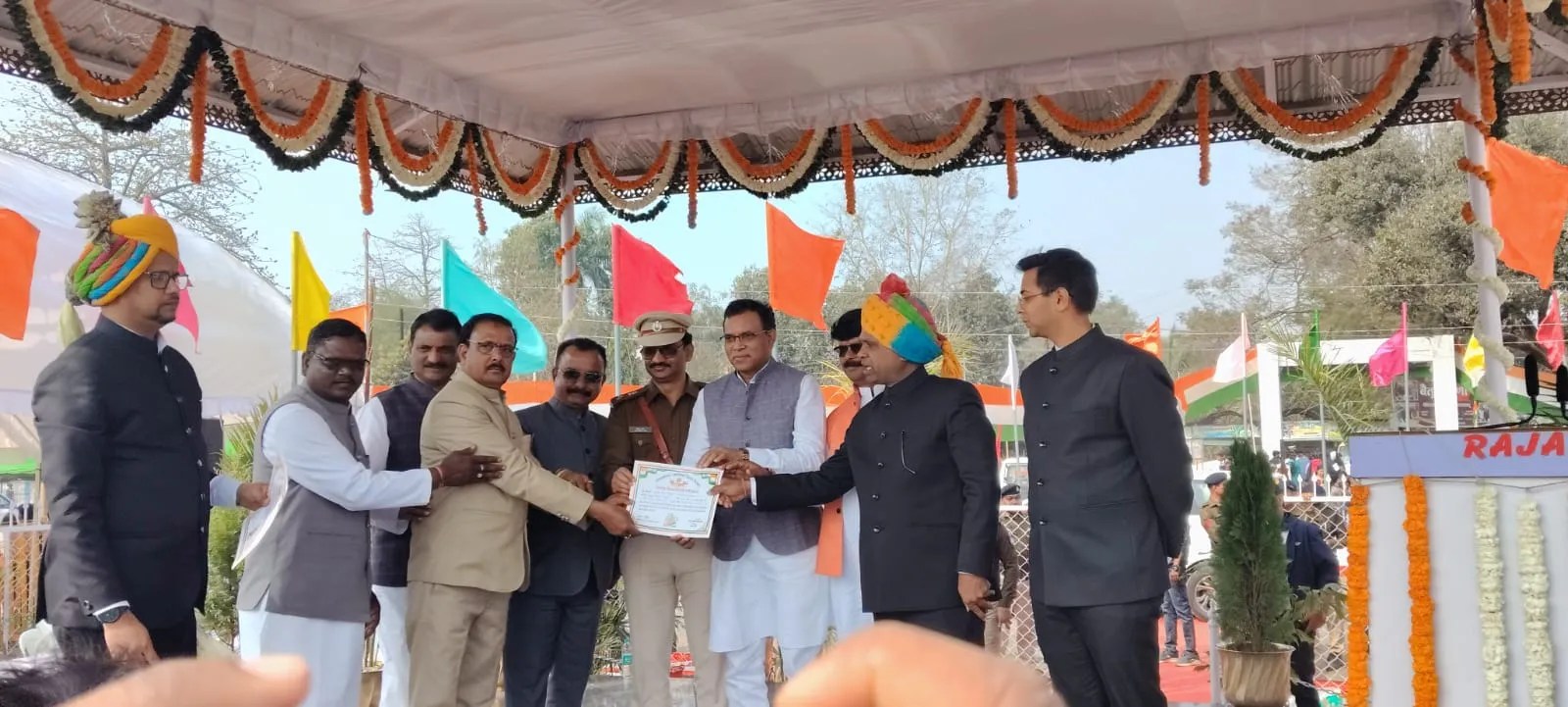 गणतंत्र दिवस सम्मान पर सम्मान का विवाद: दो बार निलंबित शिक्षक का कर दिया सम्मान