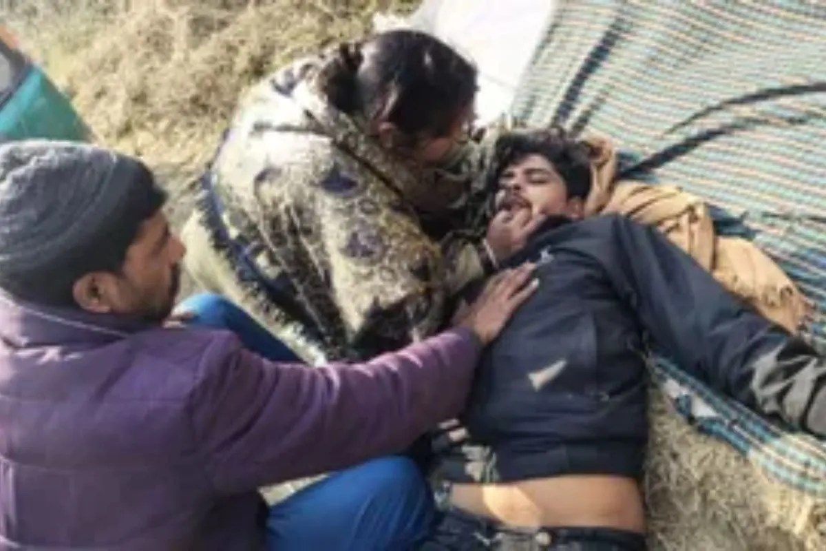 मौत से लड़ गई मां… बच्चे की जान बचाने के लिए बीच सड़क किया यह काम, लोग देखते रहे तमाशा