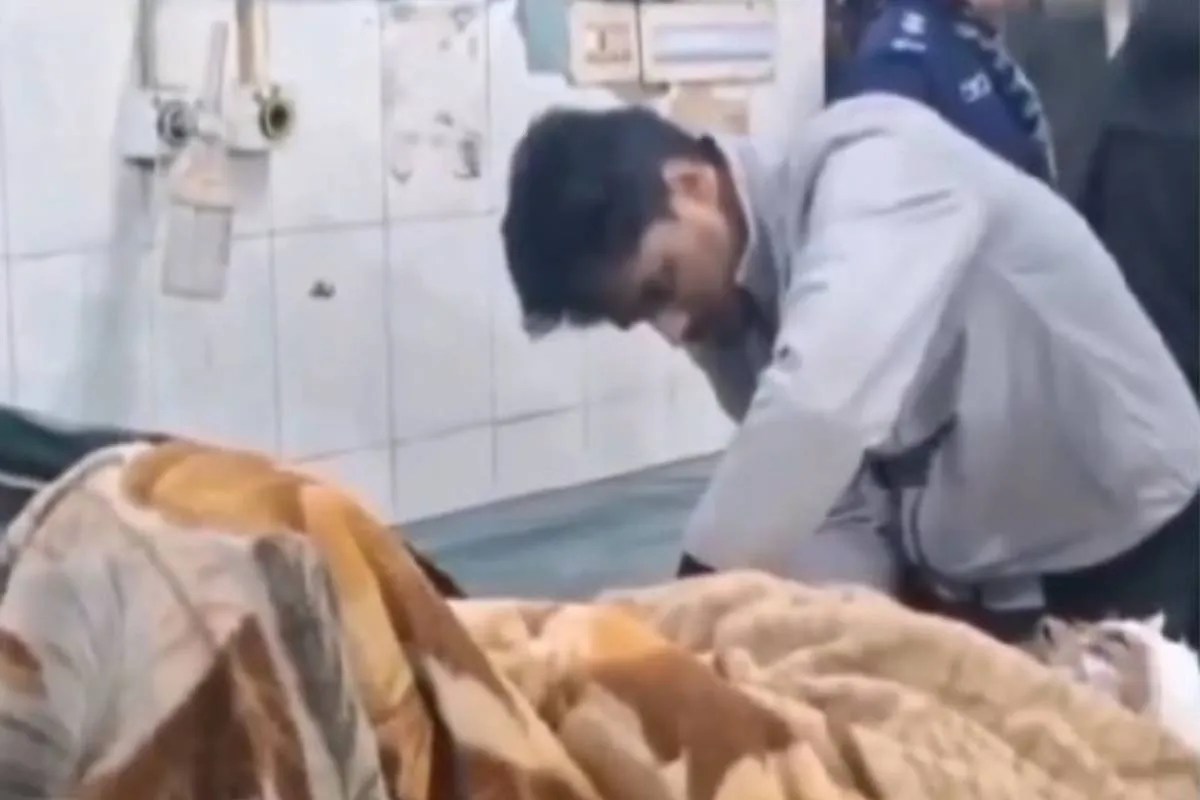 Bangladesh Violence: बांग्लादेश में फिर मॉब लिंचिंग, उग्र भीड़ ने हिंदू युवक को बेरहमी से पीटा और आग के हवाले किया