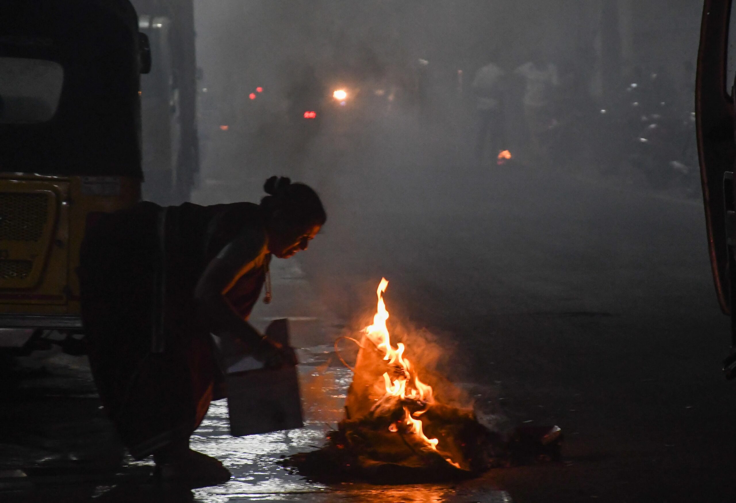 Chennai Bhogi Festival: धुएं ने बिगाड़ी एयर क्वालिटी, उड़ानें प्रभावित