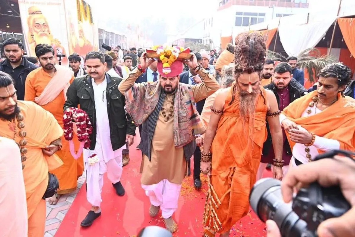 ‘मिथिला नगरिया निहाल सखिया…’ राष्ट्रकथा महोत्सव में बृजभूषण शरण सिंह ने गाया गाना, तालियों से गूंज उठा पंडाल