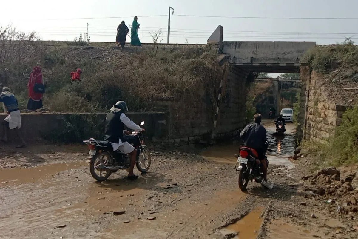 Bundi : पानी में डूबती राह, रेल पटरी से गुजरना मजबूरी