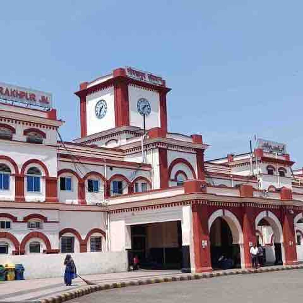 गोरखपुर में रेल पटरियों पर लगेगी सेफ्टी फेंसिंग:पशु-मानव दुर्घटनाएं रुकेंगी, ट्रेनों की रफ्तार बढ़ेगी