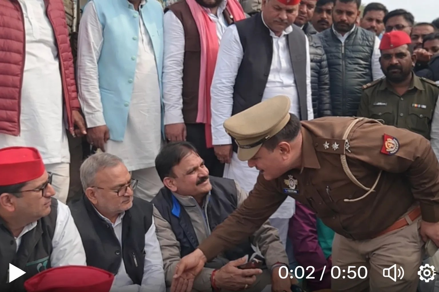 ‘मेरी औकात कहां आपको गिरफ्तार करने की…’ धरने पर बैठे सांसद के पैर छूकर बोले SHO, वीडियो वायरल