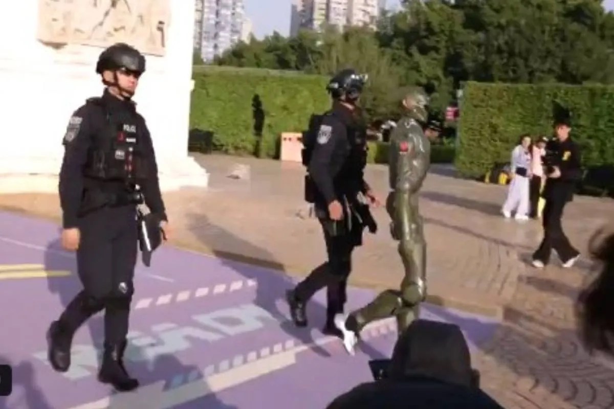 China’s RoboCop: चीन की सड़कों पर उतरा ‘टर्मिनेटर’ पुलिसवाला रोबोट, और जवानों को साथ देख उड़े दुनिया के होश