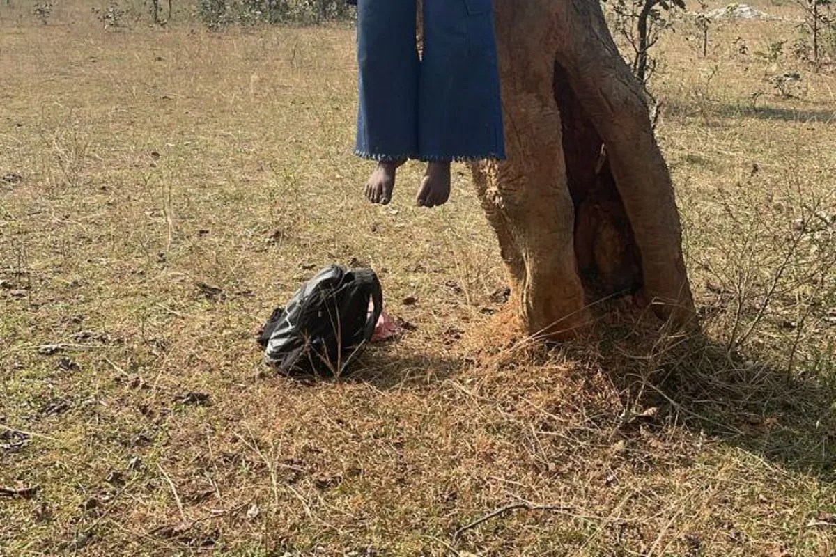 CG Crime: पेड़ से लटकी मिली युवती की लाश, इलाके में फैली सनसनी