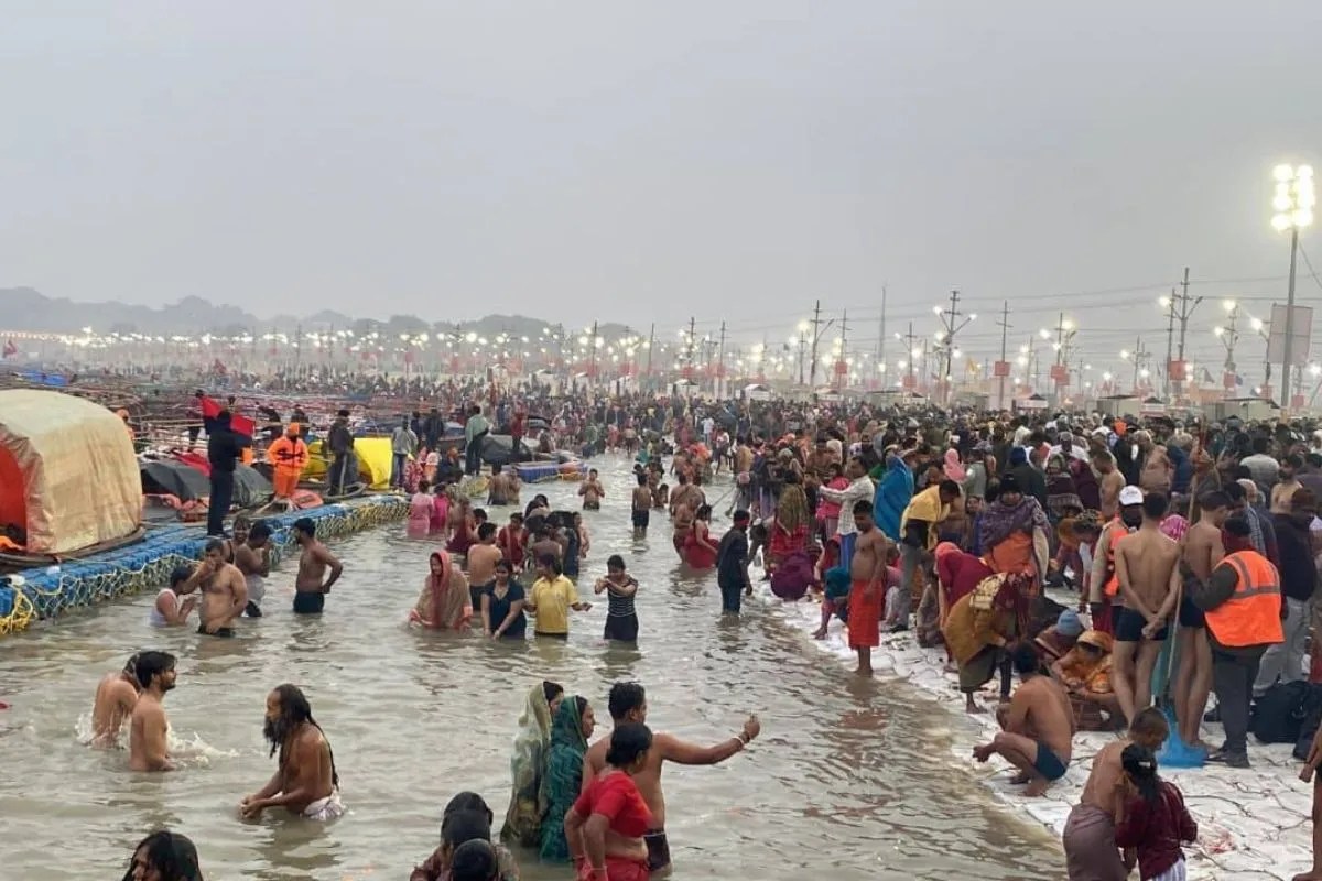 माघ मेले के पहले ही स्नान में टूटी पुलिया, लगभग 31 लाख श्रद्धालुओं ने लगाई डुबकी