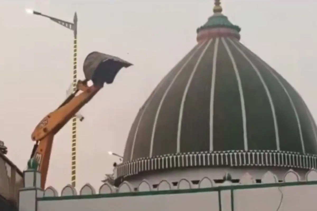 अब्दुल गनी शाह की मजार पर चला बुलडोजर, कोर्ट के आदेश के बाद कार्रवाई