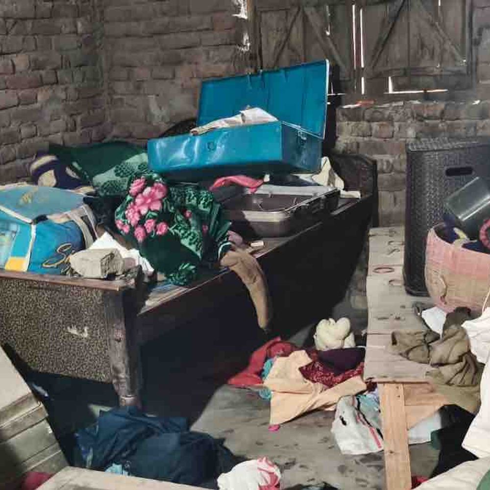 मोतिहारी में बंद घर से 5 लाख की चोरी:बेटे के ऑपरेशन के लिए बाहर गया हुआ था परिवार; ज्वेलरी, कपड़े लेकर भागे चोर