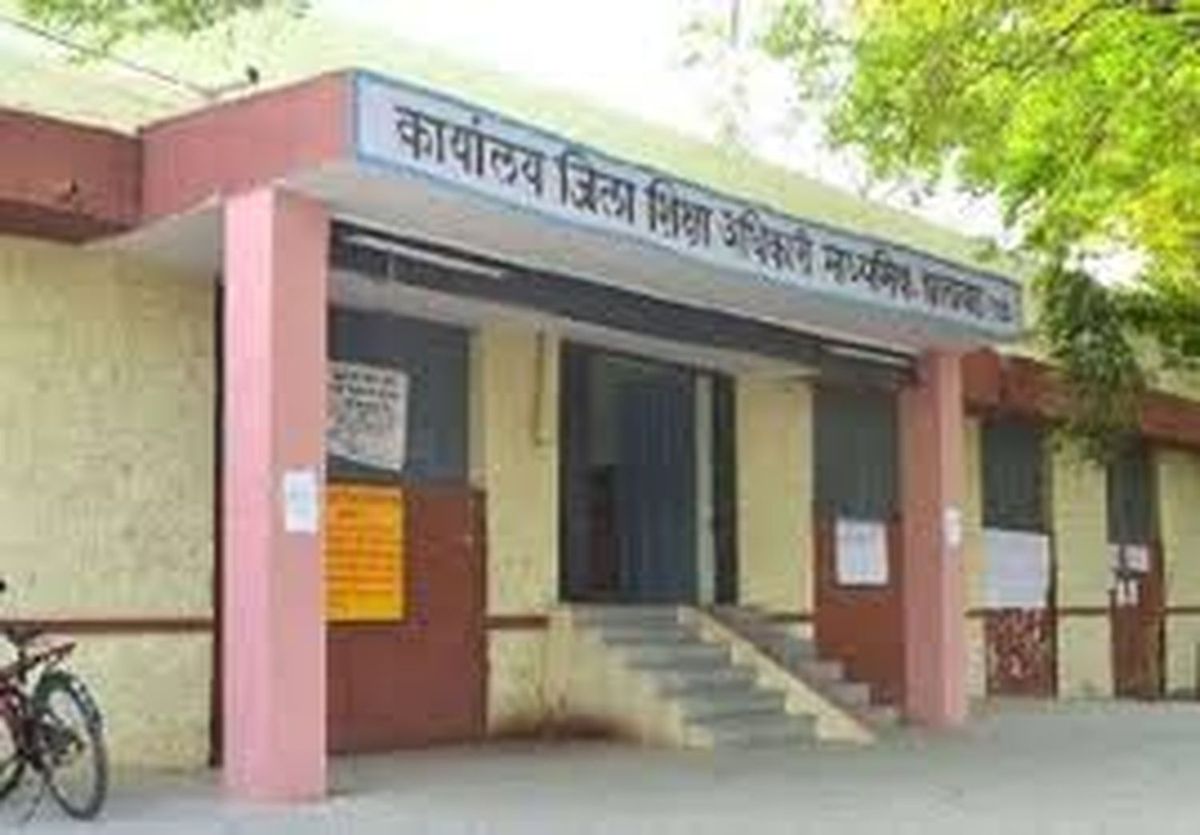 तीन बच्चों ने लगाई शर्त, स्कूल से निकलकर पी शराब