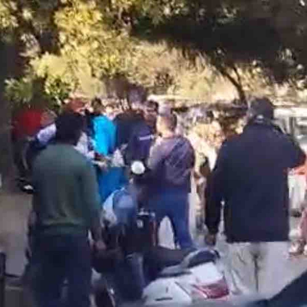 गाजियाबाद महिला थाना के बाहर मारपीट:पति-पत्नी विवाद में दोनों पक्षों में मारपीट, वीडियो वायरल