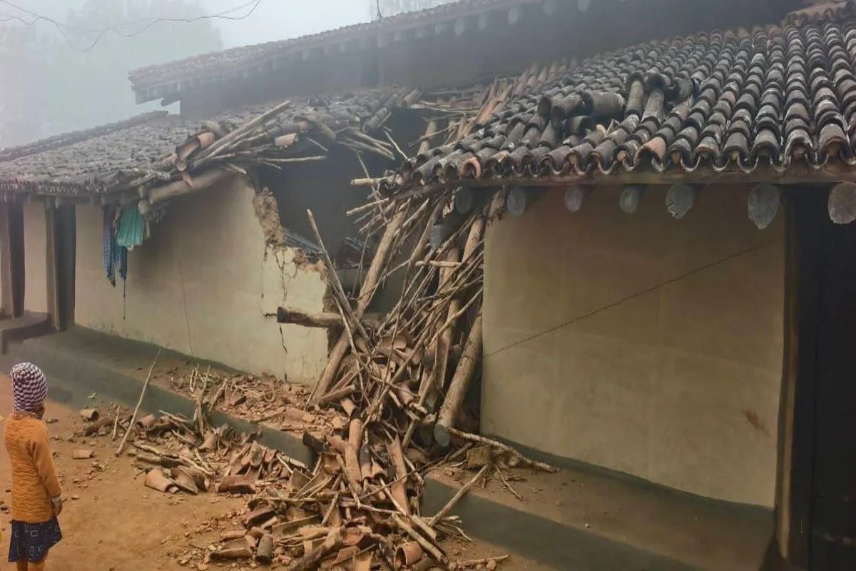 Elephant broken houses: कड़ाके की ठंड के बीच लोनर हाथी ने मचाया उत्पात, उजाड़ दिए 6 मकान