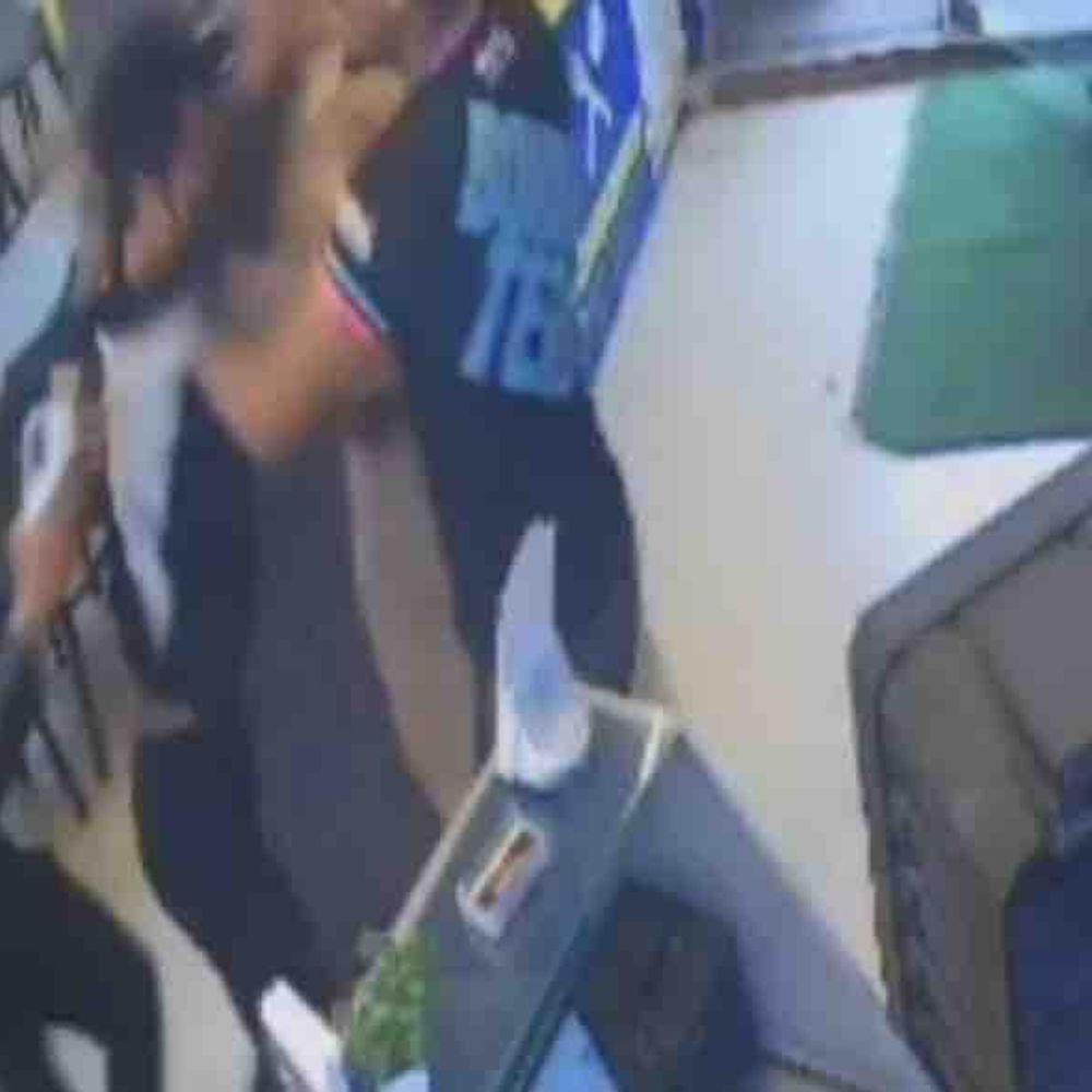 गाजियाबाद रेस्टोरेंट कर्मचारी से मारपीट, CCTV में कैद:ऑनलाइन ऑर्डर विवाद में युवक ने की पिटाई, पुलिस जांच जारी