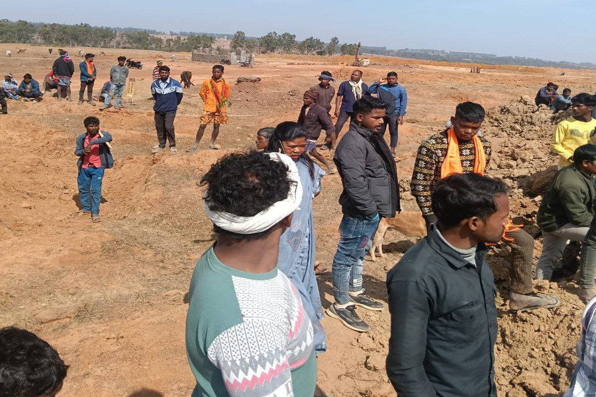 Bauxite mines protest: मैनपाट के किसानों ने बंद कराया बॉक्साइट खनन, विरोध देख कंपनी ने हटाईं मशीनें