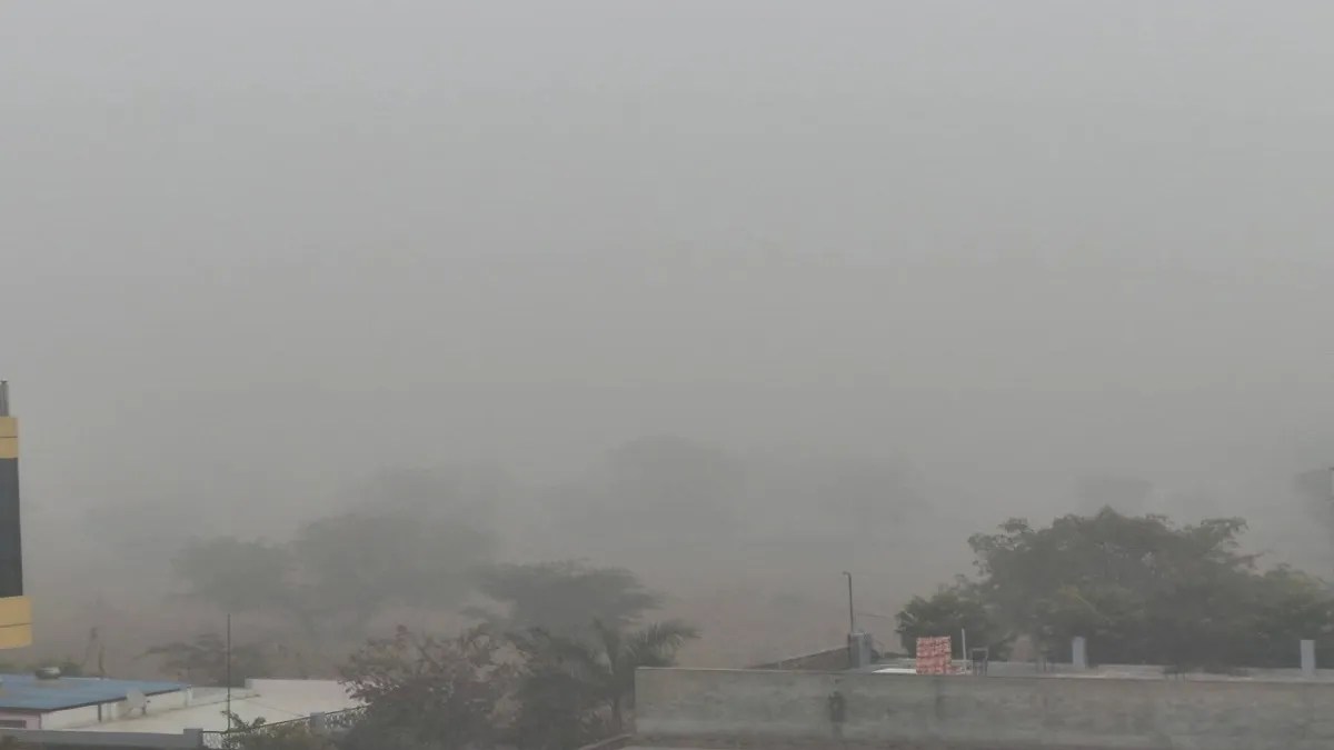 Weather News : शांत हवा की सर्द हुई तासीर से कंपकंपाया चूरू, बादलों ने रोकी सूर्यदेव की राह, सर्द दिन में अलाव बना सहारा