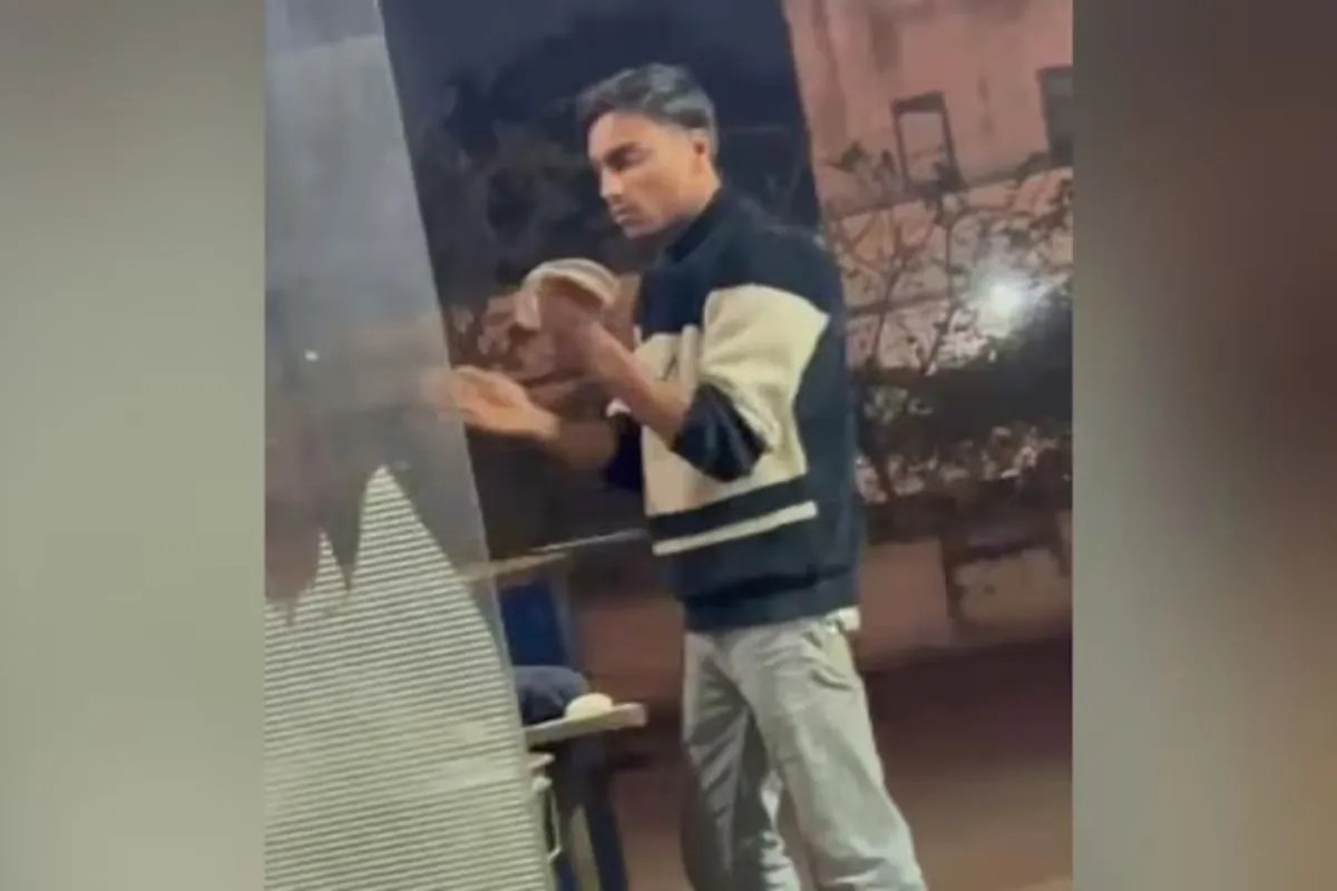 तंदूर में रोटी डालने से पहले थूकता दिखा ‘जावेद’, लोगों ने दुकान का काटा बवाल, देखें Video