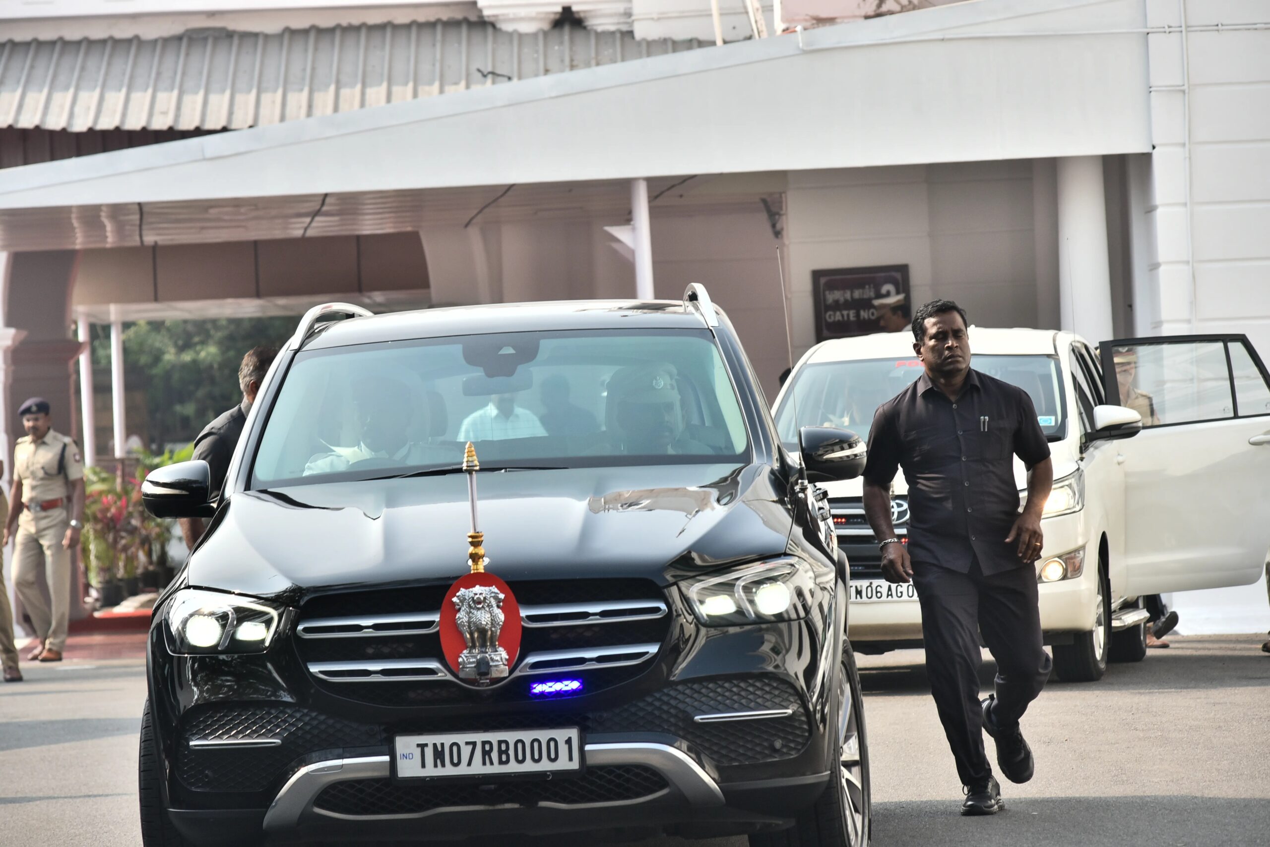 अभिभाषण पढ़े बिना तमिलनाडु विधानसभा से राज्यपाल का वॉक आउट