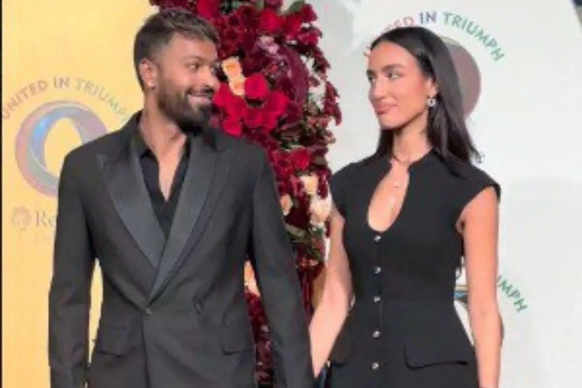 हार्दिक पंड्या गर्लफ्रेंड माहिका शर्मा का हाथ थामे मुंबई के इवेंट में आए नजर, वीडियो ने सोशल मीडिया पर लगाई ‘आग’