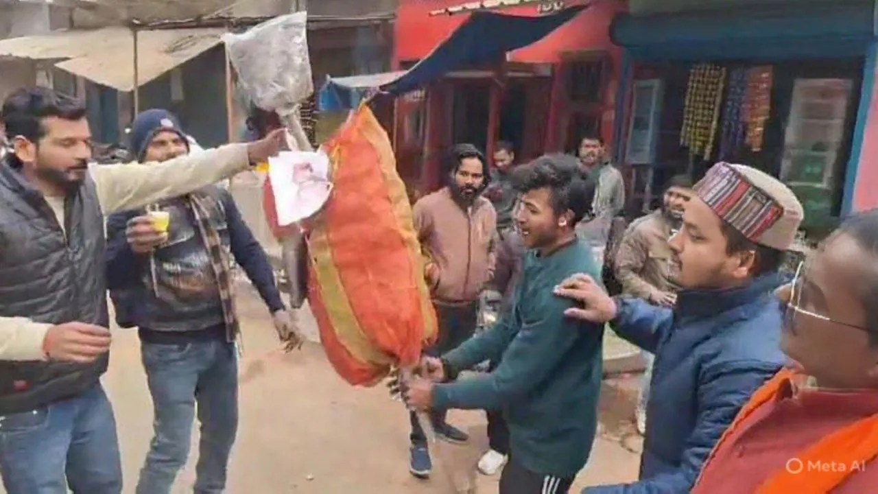 बागेश्वर धाम के पीठाधीश्वर पर आपत्तिजनक टिप्पणी, हिंदू संगठन ने सपा प्रदेश अध्यक्ष का जलाया पुतला