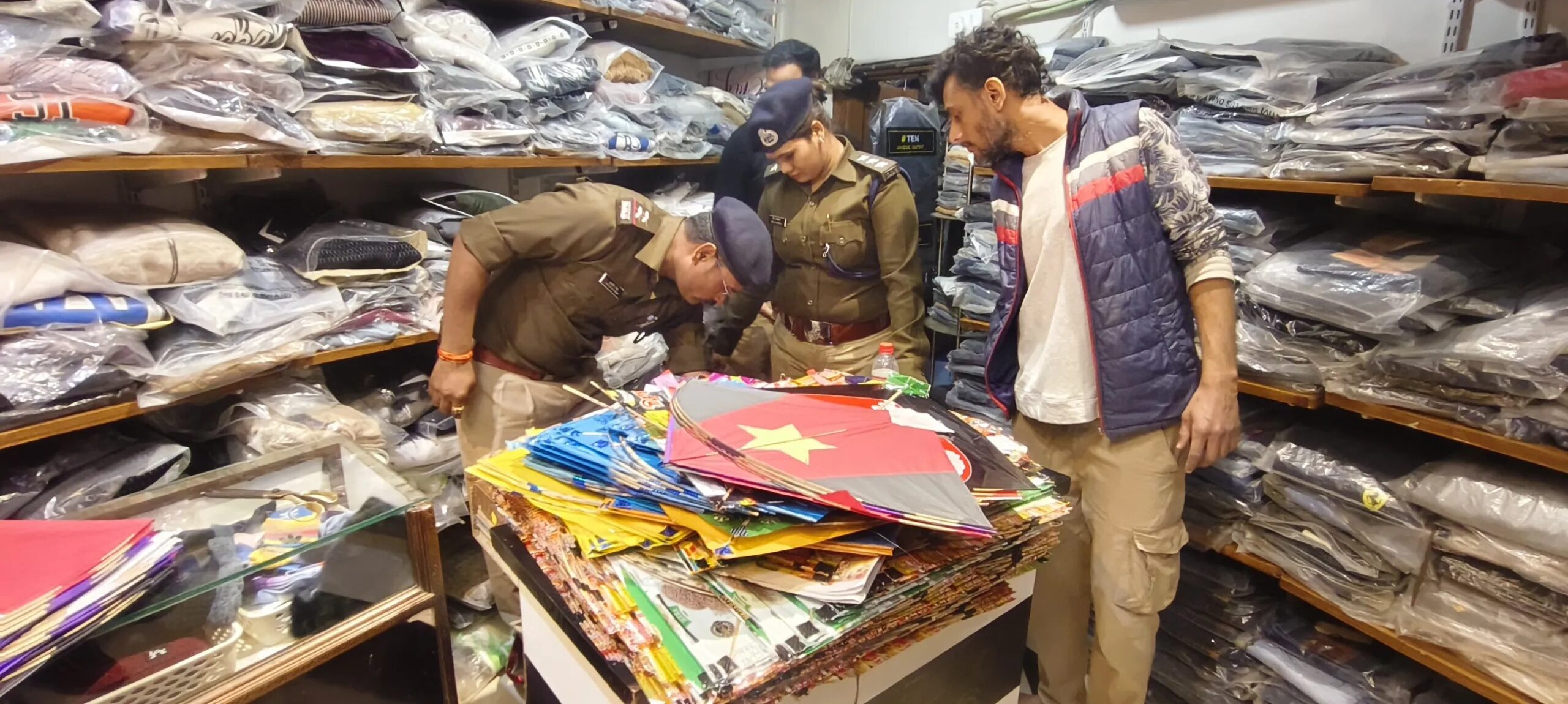 दुकान व गोदामों में पुलिस ने खंगाले चायनीज माझा, दुकानदानों को दी हिदायत, देखें वीडियो