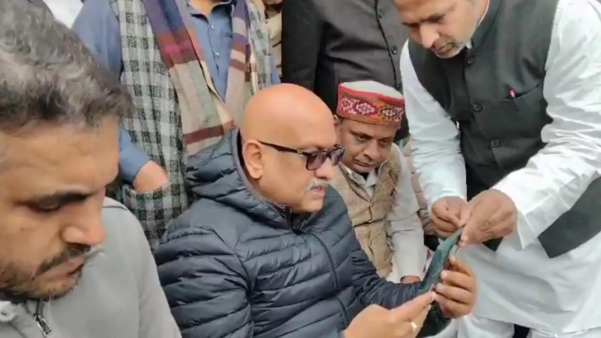 कांग्रेस अध्यक्ष को बेरीकेडिंग लगाकर रोका गया, नहीं मिलने दिया मृतक परिजनों से, जिंदा जलाकर मारा गया युवक