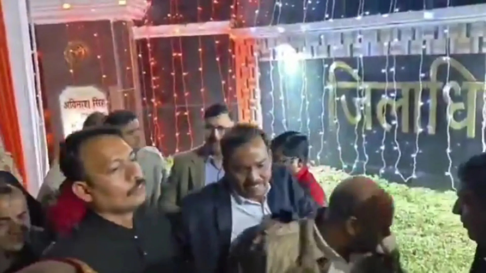 यूपी सरकार ने सिटी मजिस्ट्रेट को किया निलंबित, कमिश्नर करेंगे जांच, अलंकार अग्निहोत्री बोले- बनाया गया बंधक