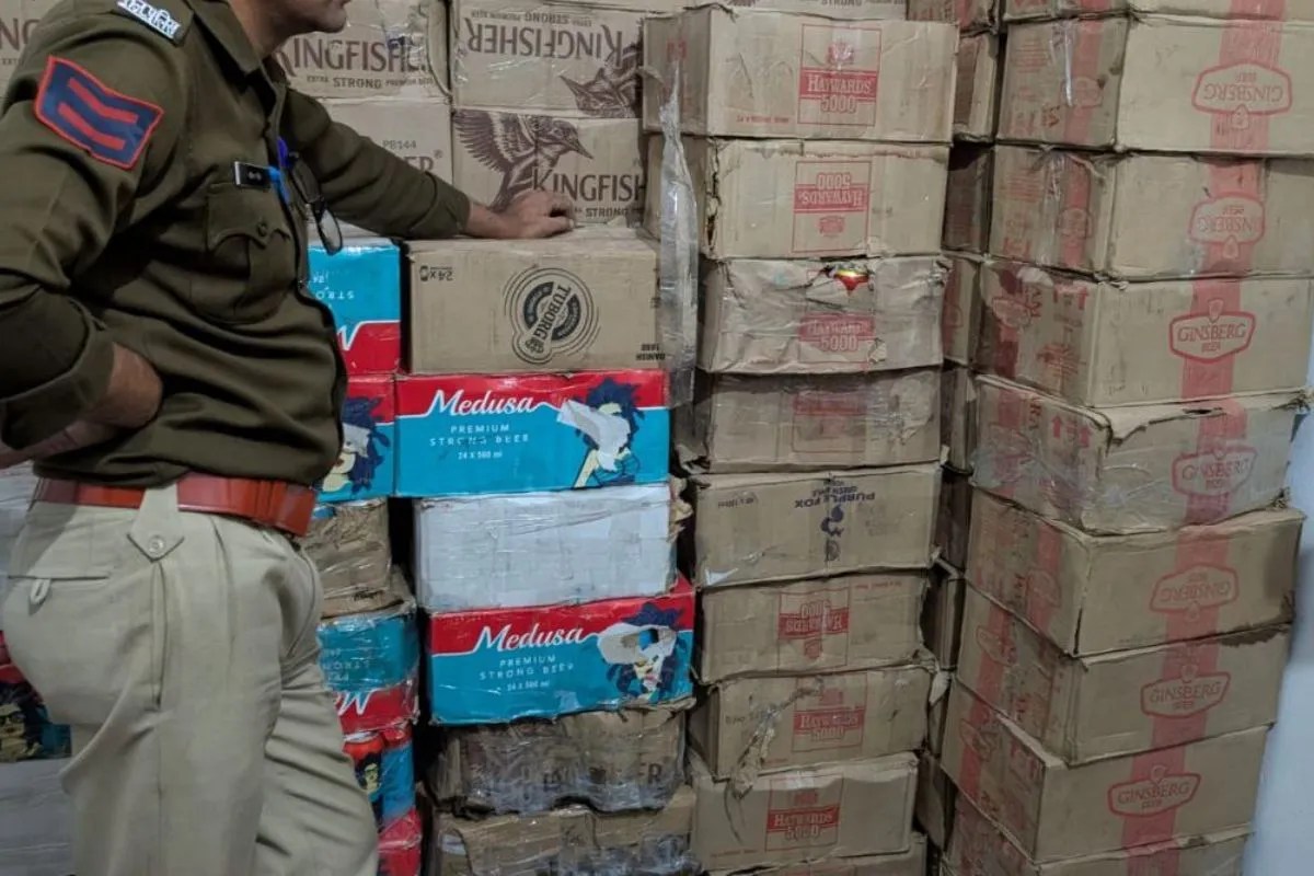 Rajasthan: झालावाड़ पुलिस ने पकड़ा पंजाब से गुजरात जा रही अवैध शराब तस्करी का ट्रक, 783 कर्टन जब्त