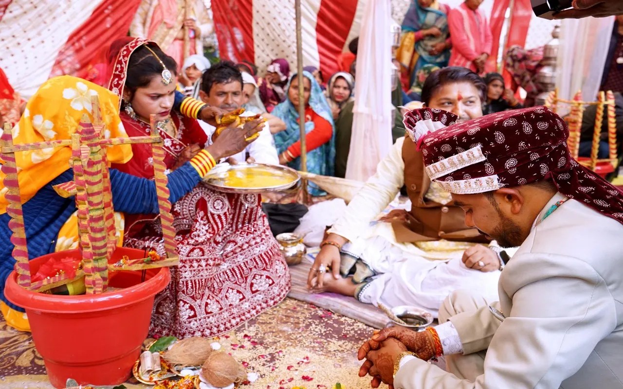 अग्रवाल समाज ने धूमधाम से कराए सर्व समाज की 12 कन्याओं के विवाह