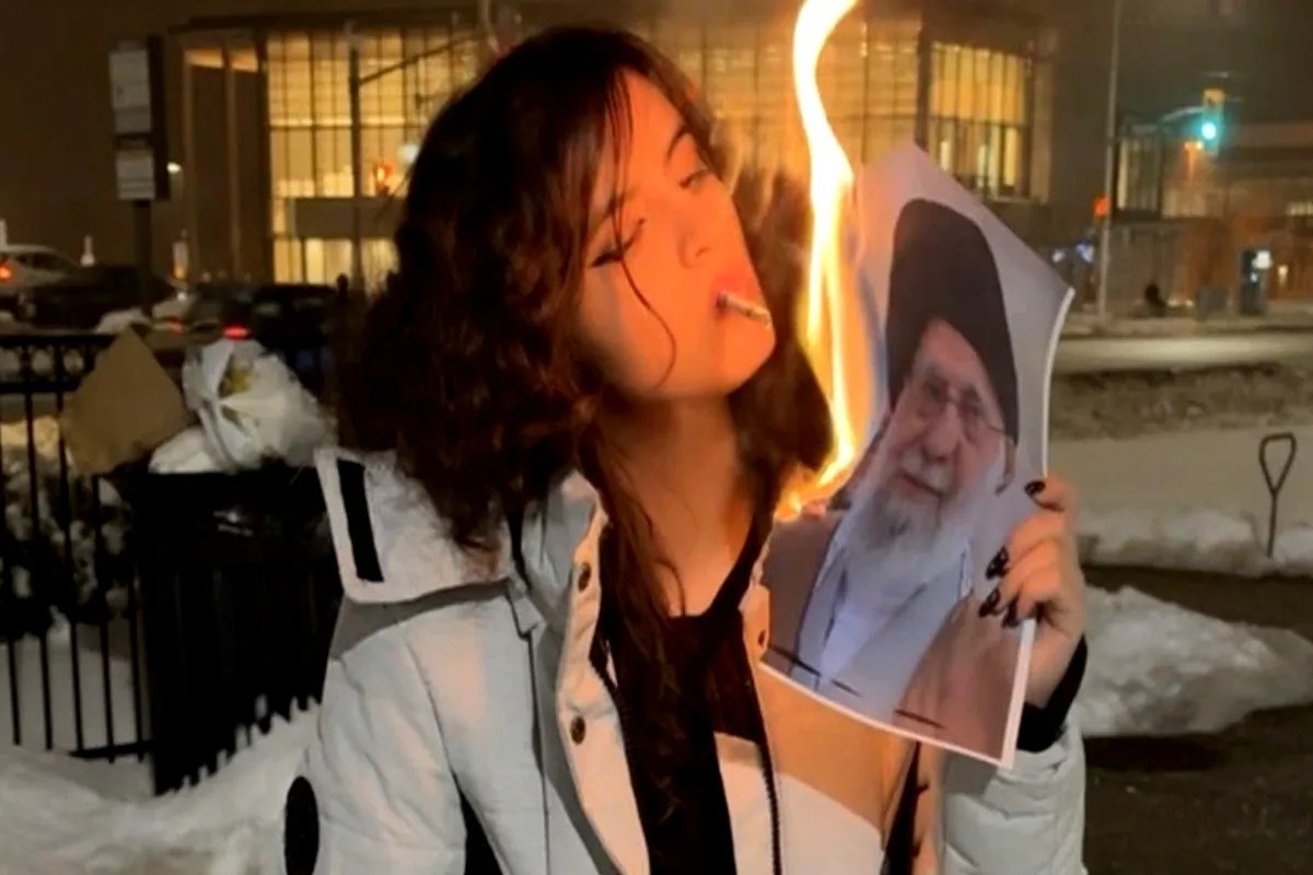 ‘मुझे माफ कर दो मां ईरान…’ पोस्टर गर्ल बनी ‘स्मोकिंग गर्ल’ की असली पहचान उजागर, बताया- आखिर क्यों जलाई तानाशाह की फोटो?