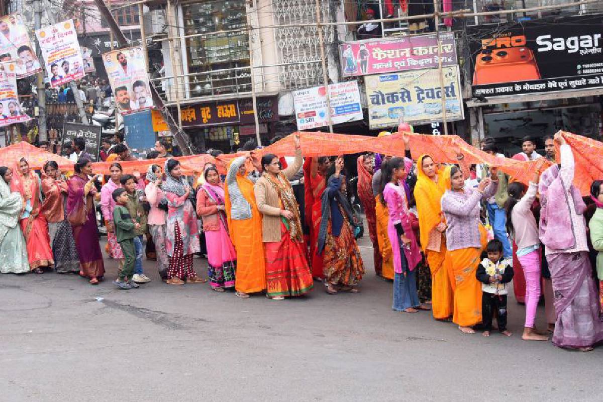 महाकाली मंदिर चमेली चौक से 171 मीटर की चुनरी यात्रा निकाली