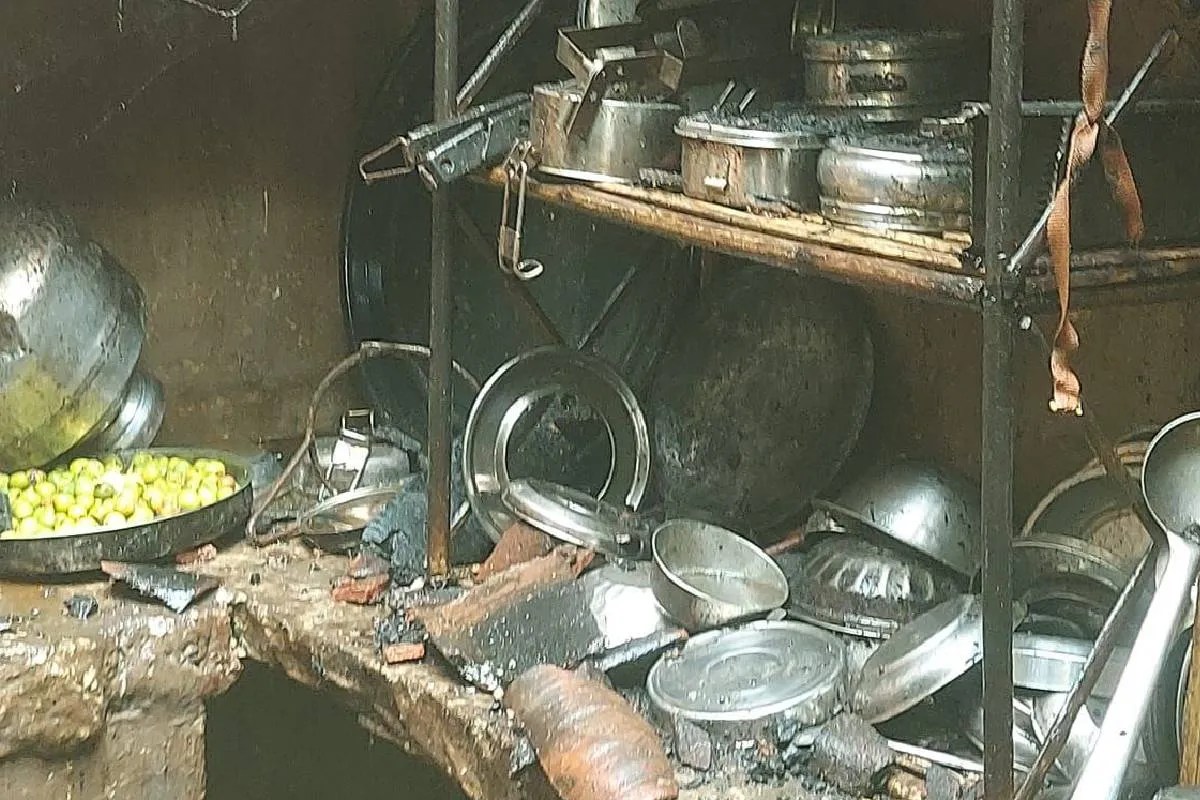 चाय की दुकान चलाने वाली महिला के कच्चे घर में लगी आग, गृहस्थी का समान जलकर खाक