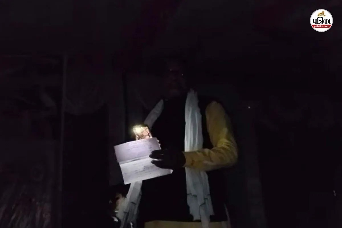 दौसा में मंत्री की सुनवाई के दौरान बिजली गुल, 35 मिनट तक मोबाइल की टॉर्च जलाते रहे विधायक-कलक्टर