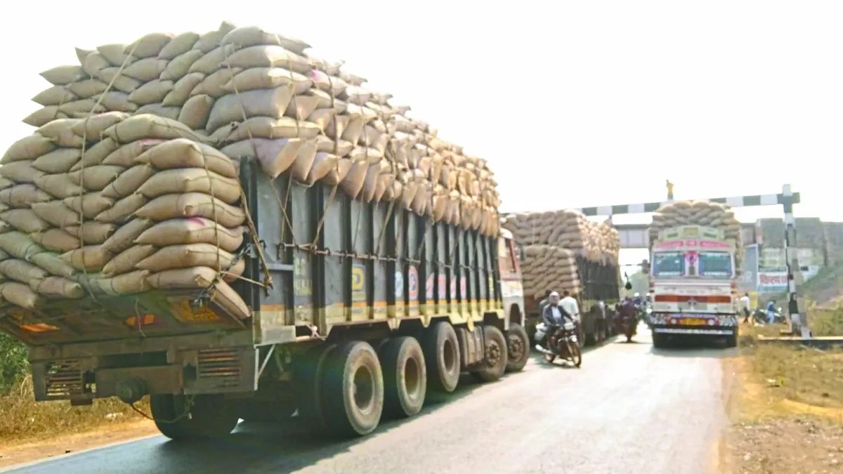 धान से भरा ओवरलोड ट्रक बेरियर में फंसा, कई बारदाने गिरे, यातायात रहा बाधित