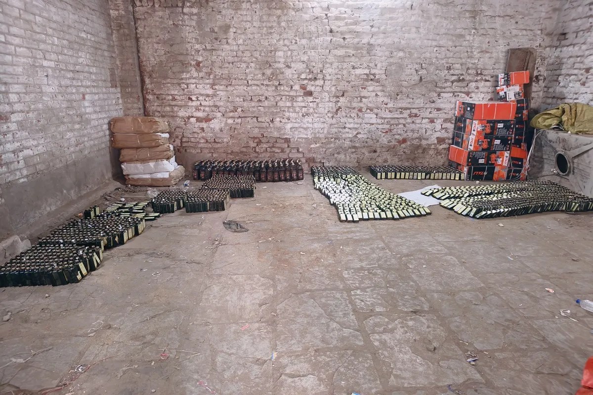 Video News: पुलिस से बचने को ऐसी जगह छिपाईं थीं शराब की बोतलें, पीसीबी ने की जब्त