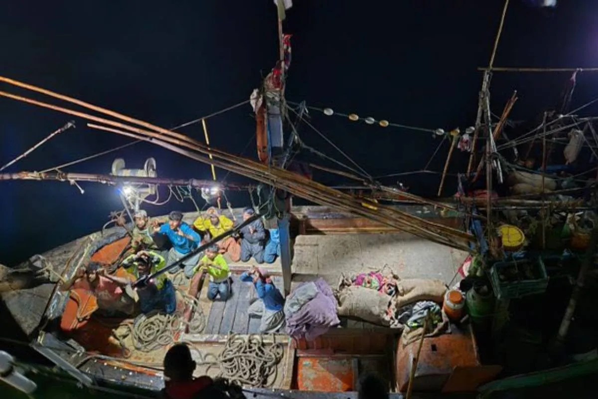 मुंबई आतंकी हमले की तरह भारत की समुद्री सीमा में घुसे 9 पाकिस्तानी दबोचे, मछुआरे या जासूसी के मोहरे ?