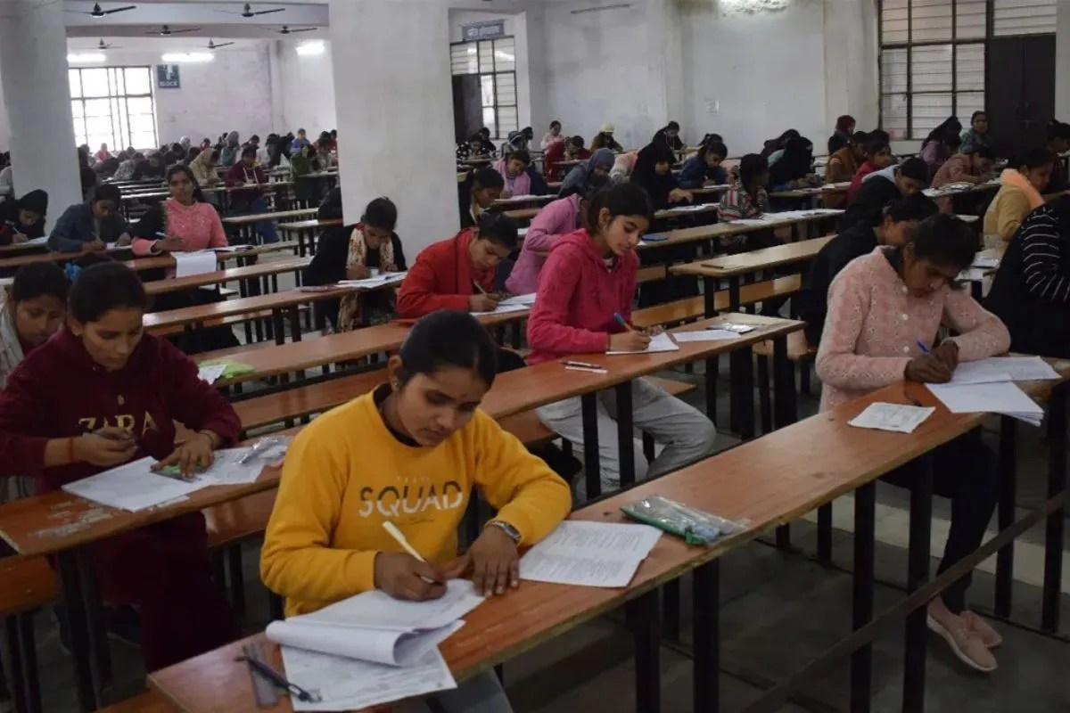 परीक्षा के पहले दिन ही फजीहत, बरेली कॉलेज में मोबाइल से नकल करते पकड़ी गई छात्रा, विश्वविद्यालय को भेजी रिपोर्ट